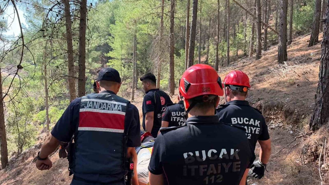 BURDUR'UN BUCAK İLÇESİNDE SIZGILA OTU TOPLAMAK İÇİN DAĞLIK ALANA ÇIKAN VATANDAŞ, KAYALIKLARDAN...