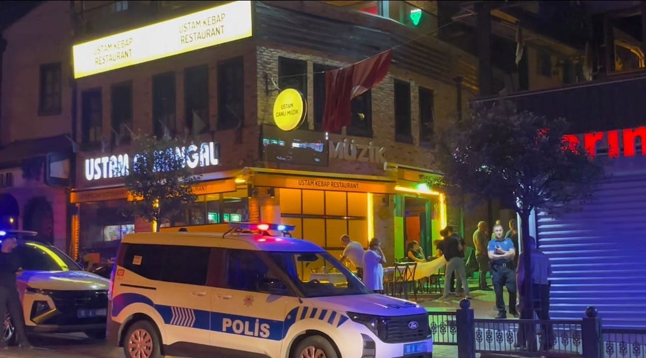 POLİSİN YANINDA BİLE DURMADILAR… TARİHİ ARAPŞÜKRÜ SOKAĞI’NDA KAVGA KAMERADA