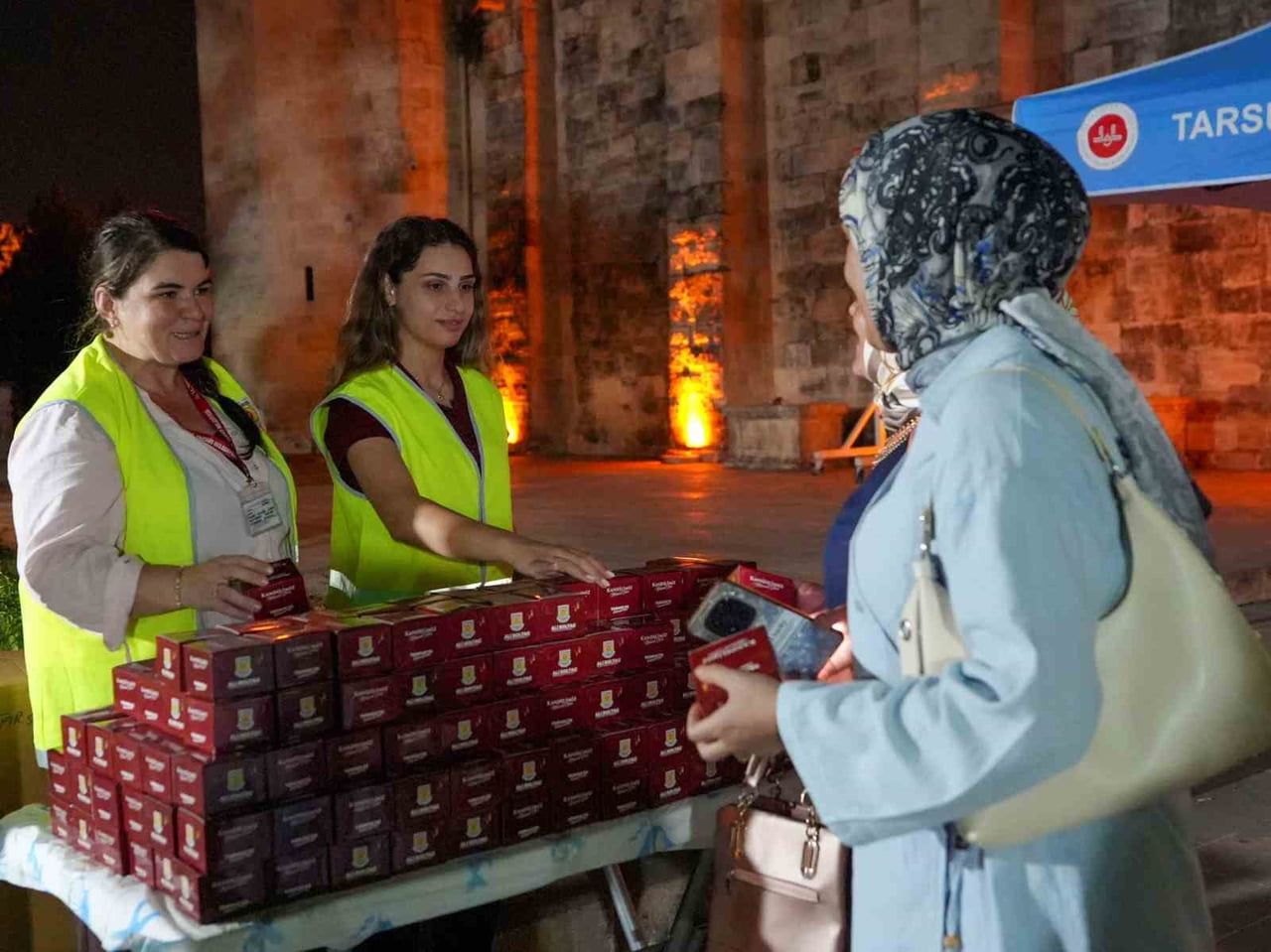 MERSİN’İN TARSUS İLÇESİNDE MEVLİD KANDİLİ DOLAYISIYLA 16 CAMİ VE ÇEVRESİNDE VATANDAŞLARA KANDİL...