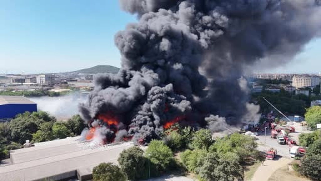Tuzla‘da depolama alanında yangında patlama anı dron kamerasında