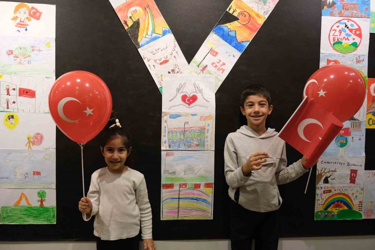 BÜYÜKÇEKMECE'DE ÇOCUKLARIN ESERLERİNDEN OLUŞAN "CUMHURİYETİN RENKLERİ" SERGİSİ SANATSEVERLERLE...