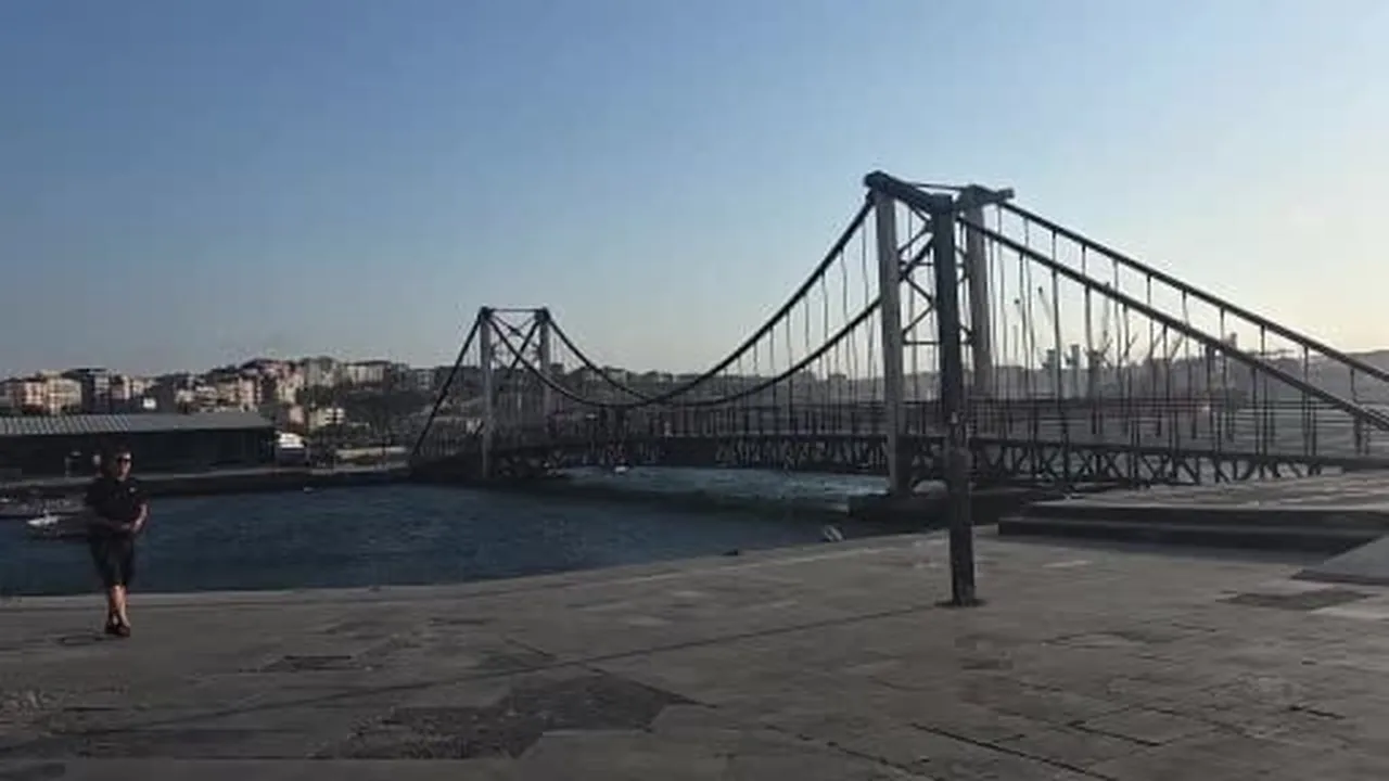 Bandırma'da fırtına sahili vuruyor