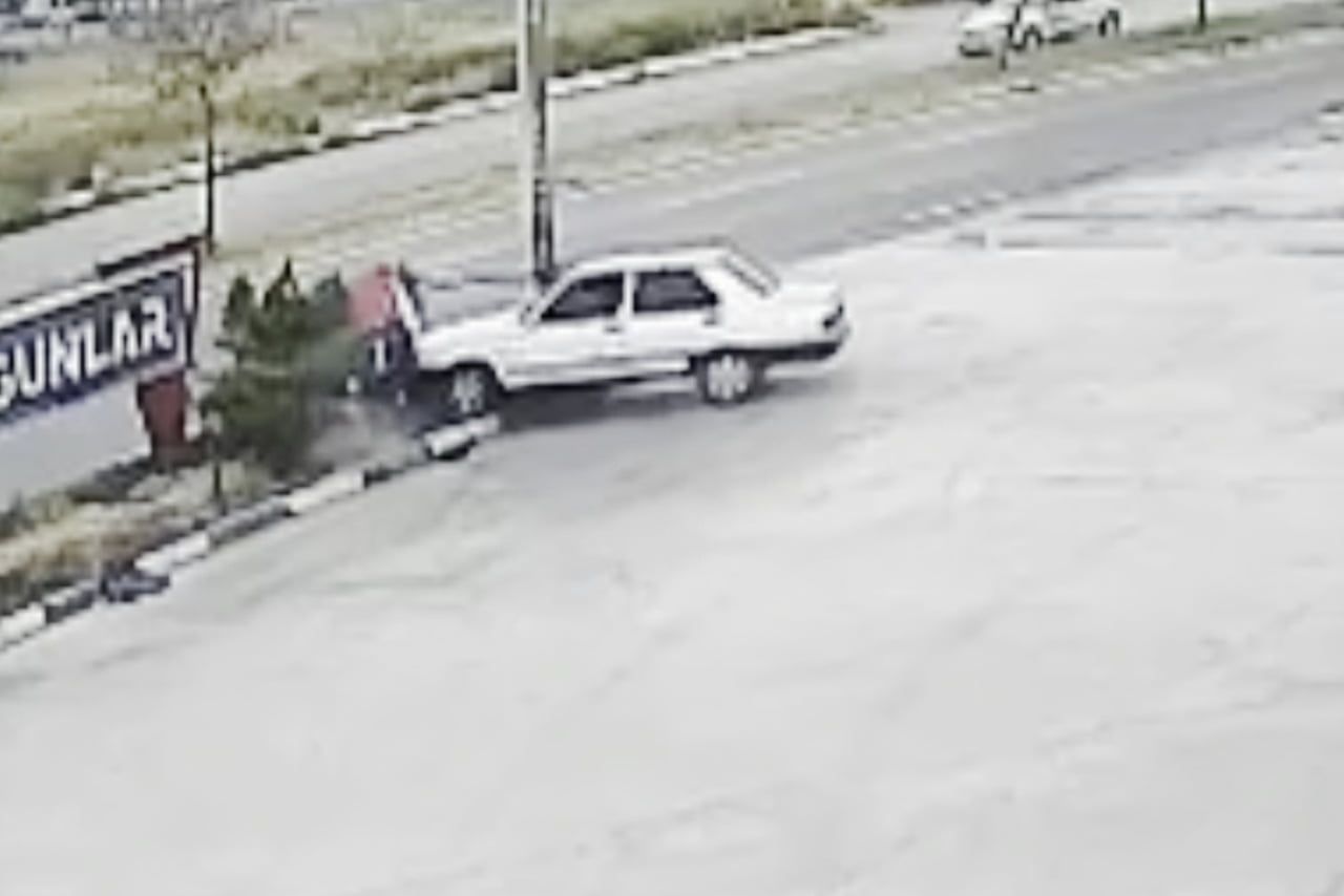 AKSARAY’DA SÜRÜCÜNÜN DİREKSİYON HAKİMİYETİNİ KAYBETMESİ SONUCU KONTROLDEN ÇIKARAK REFÜJE ÇIKAN VE...