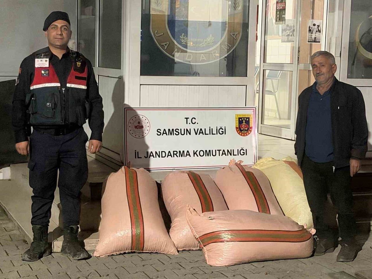 JANDARMA TARAFINDAN ELE GEÇEN ÇALINTI FINDIKLAR SAHİBİNE TESLİM EDİLDİ.