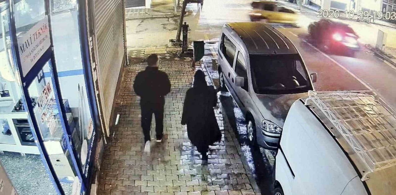 ADIYAMAN'IN KAHTA İLÇESİNDE 2 KİŞİNİN YARALANDIĞI TRAFİK KAZASINA İLİŞKİN GÜVENLİK KAMERASI...