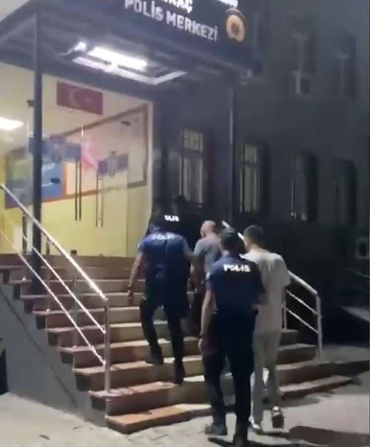 ESENYURT’TA TRAFİKTE BAŞKA BİR SÜRÜCÜYÜ TAKİP EDEREK SALDIRAN ŞAHIS POLİS EKİPLERİ TARAFINDAN...
