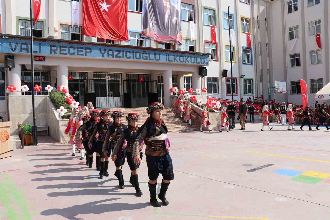 DENİZLİ’DE 2026-2027 EĞİTİM-ÖĞRETİM YILI DÜZENLENEN TÖRENLE AÇILDI. TÖREN KAPSAMINDA 4. SINIF...