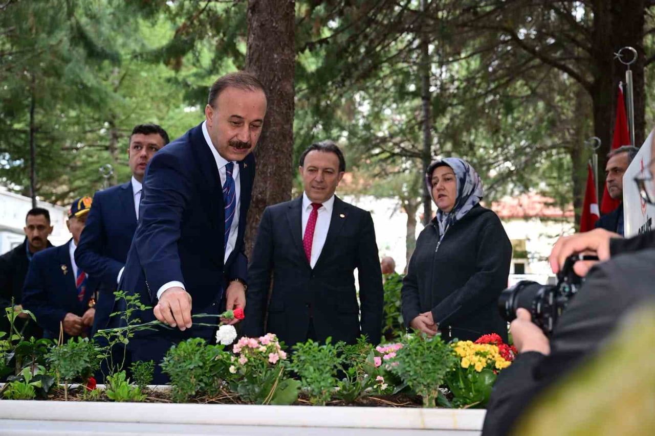 ISPARTA'DA 29 EKİM CUMHURİYET BAYRAMI KUTLAMALARI ÇELENK TÖRENİYLE BAŞLADI