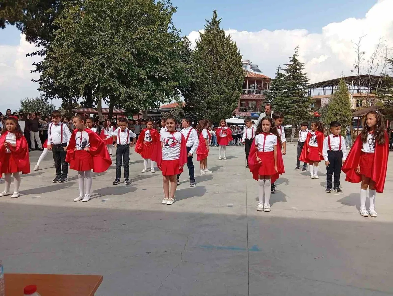 MANİSA'NIN SARIGÖL İLÇESİNDE GERÇEKLEŞTİRİLEN İLKÖĞRETİM HAFTASI ETKİNLİKLERİNDE PERFORMANSLARINI...