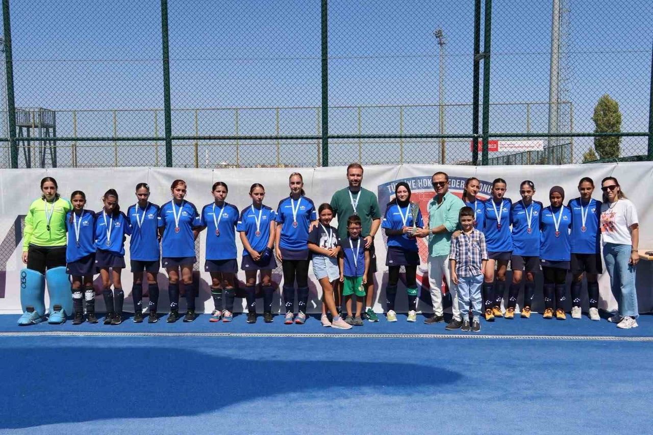 KONYA’DA DÜZENLENEN U14 HOKEY GELİŞİM LİGİ’NDE MÜCADELE EDEN MANİSA İL KARMASI HOKEY KIZ TAKIMI...