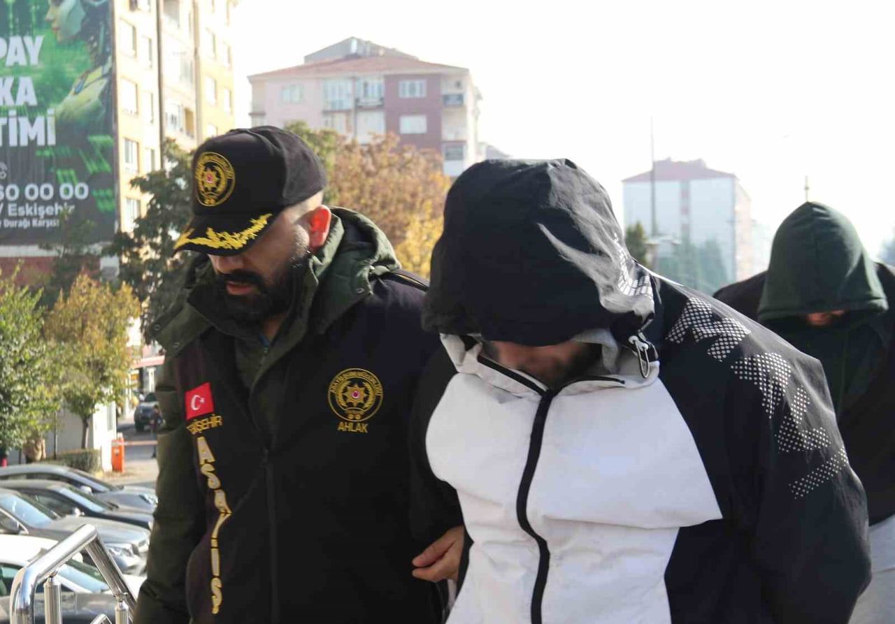 ESKİŞEHİR MERKEZLİ FUHUŞ OPERASYONUNDA YAKALANAN 18 ŞÜPHELİ, ÇIKARILDIKLARI MAHKEMECE TUTUKLANARAK...