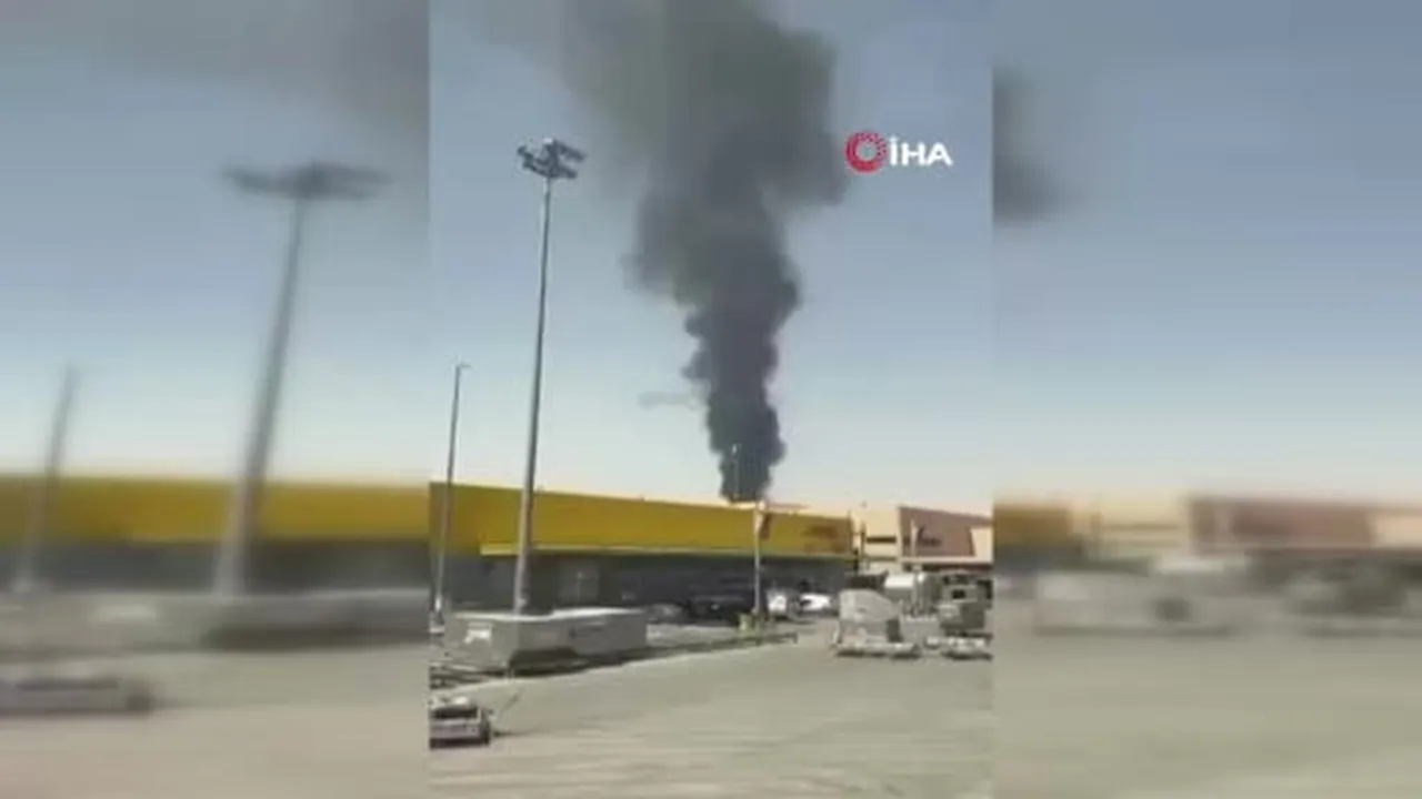 Suudi Arabistan'ın başkenti Riyad'da bulunan Kral Halid Havalimanı yakınından yoğun duman...