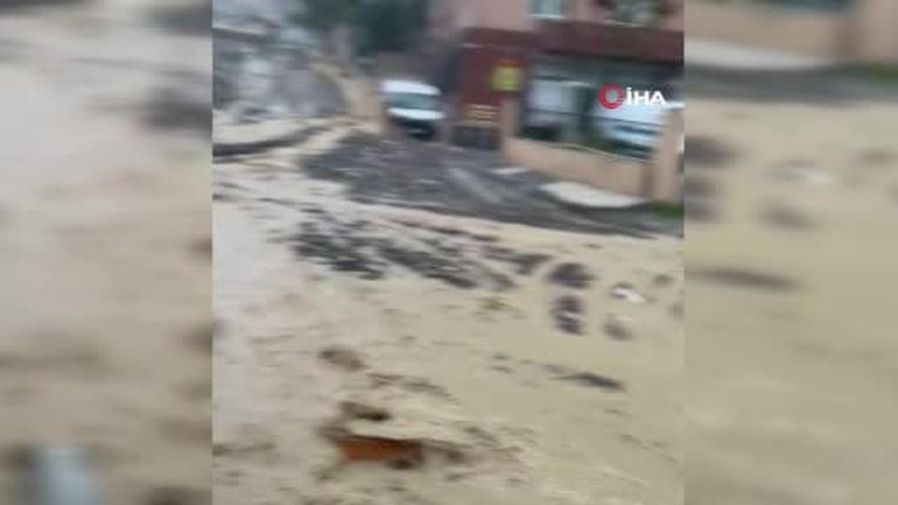 Gaziosmanpaşa’da yağış sonrası yol çöktü, öğrenciler eve gidemedi