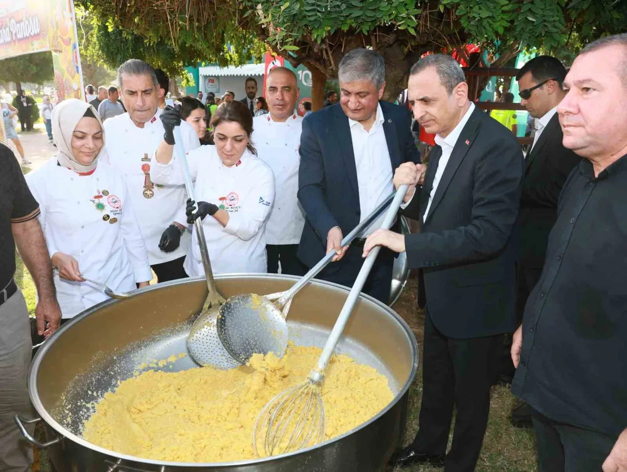 YÜREĞİR BELEDİYE BAŞKAN VEKİLİ TARIK ÖZÜNAL İLE BİRLİKTE HELVA KAZANININ BAŞINA GEÇEN VALİ YAVUZ...