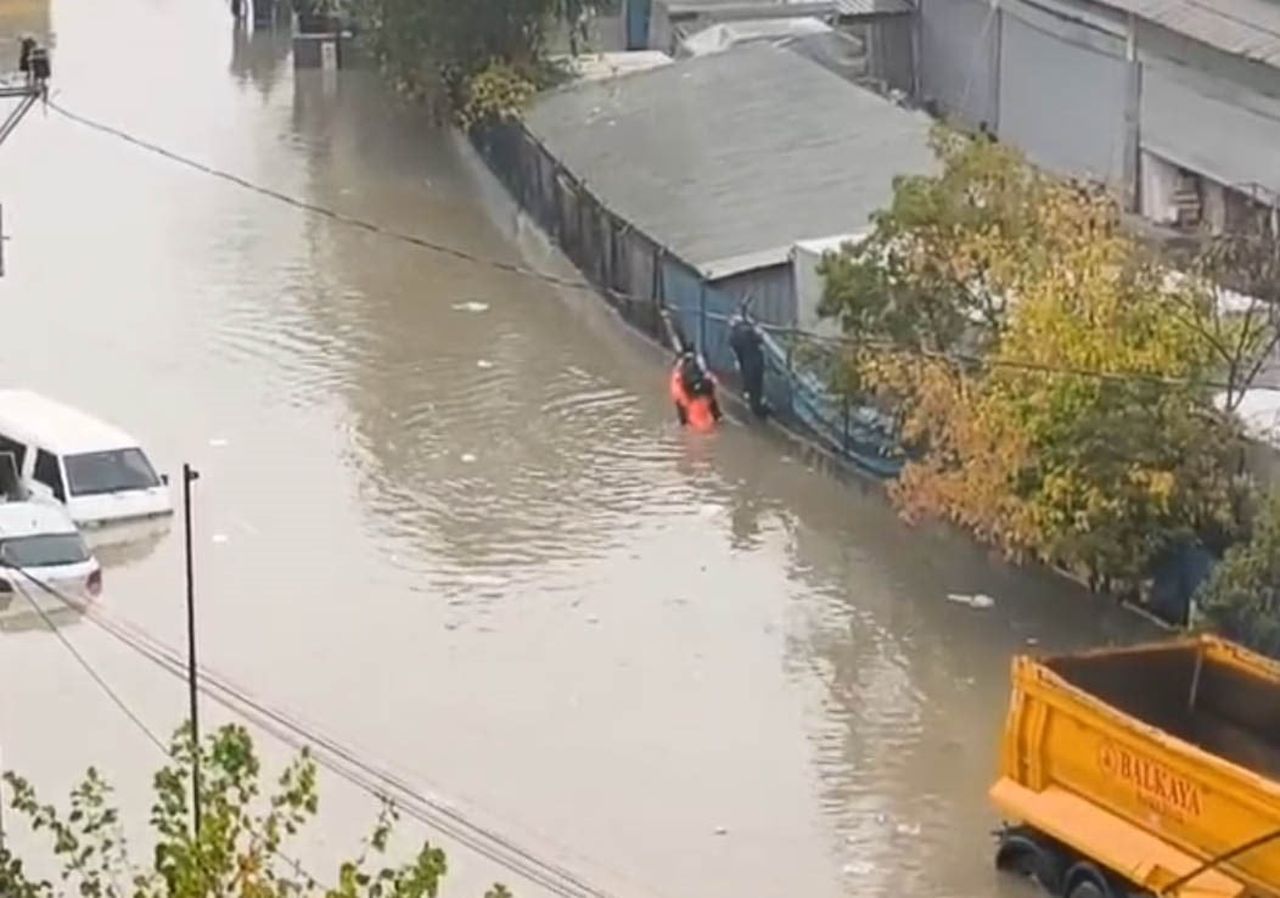 İSTANBUL'UN SULTANGAZİ İLÇESİNDE SELE DÖNEN YOLDAN GEÇEMEYEN İKİ ÖĞRENCİ, DUVARA ÇIKARAK...