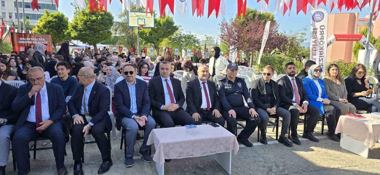 VEZİRKÖPRÜ MYO’DA ÜNİVERSİTELİLERE GÖRKEMLİ KARŞILAMA TÖRENİ