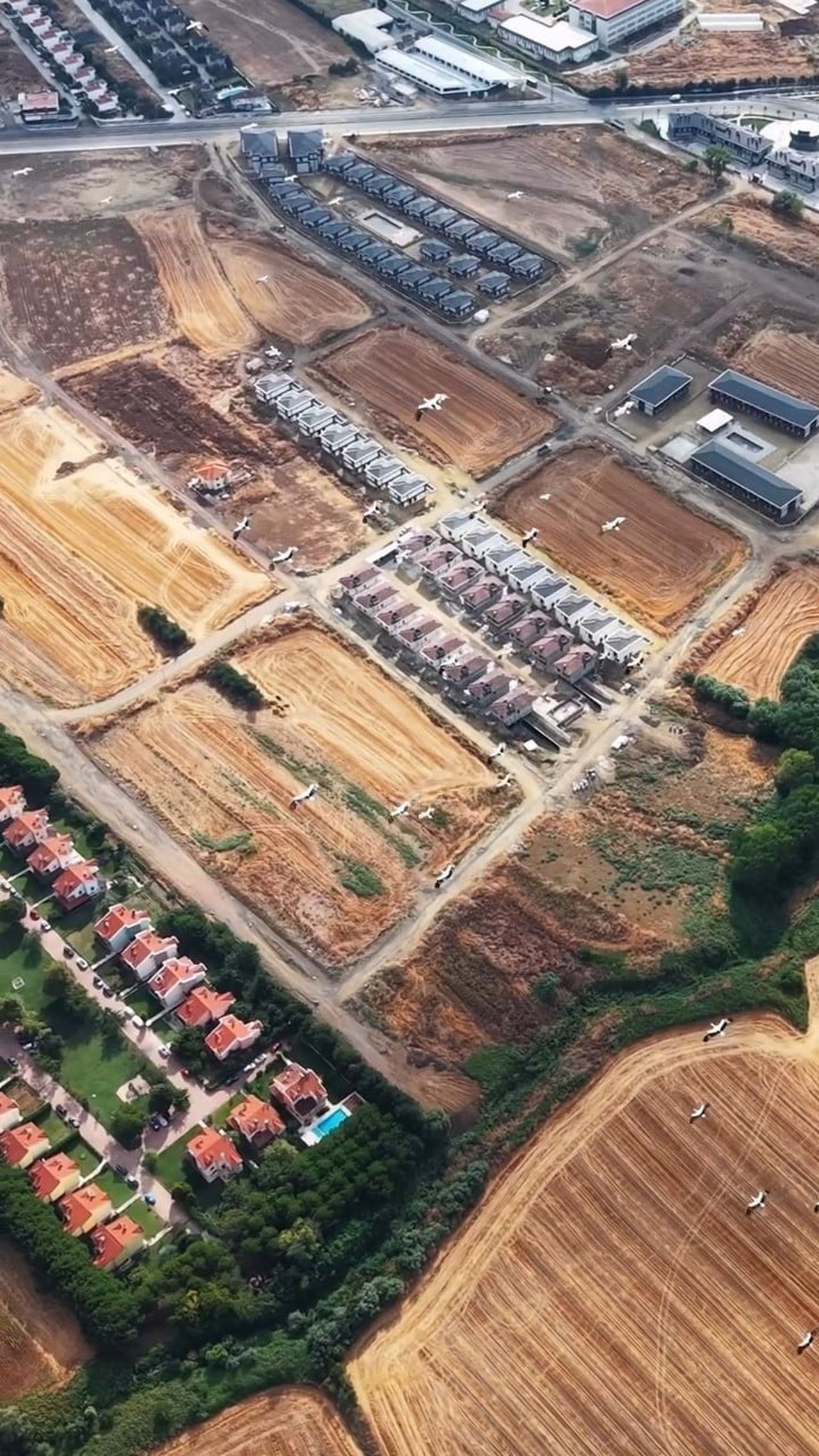 GÜNEY YÖNÜNDE GÖÇ EDEN LEYLEK SÜRÜSÜ, TEKİRDAĞ SEMALARINDA DRONLA GÖRÜNTÜLENDİ.