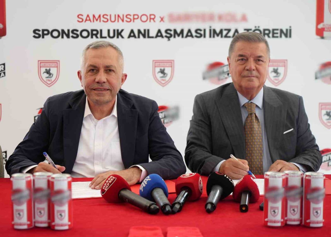 SÜPER LİG EKİPLERİNDEN SAMSUNSPOR’UN BAŞKANVEKİLİ VEYSEL BİLEN (SAĞDA), SPONSORLUK ANLAŞMASINA...