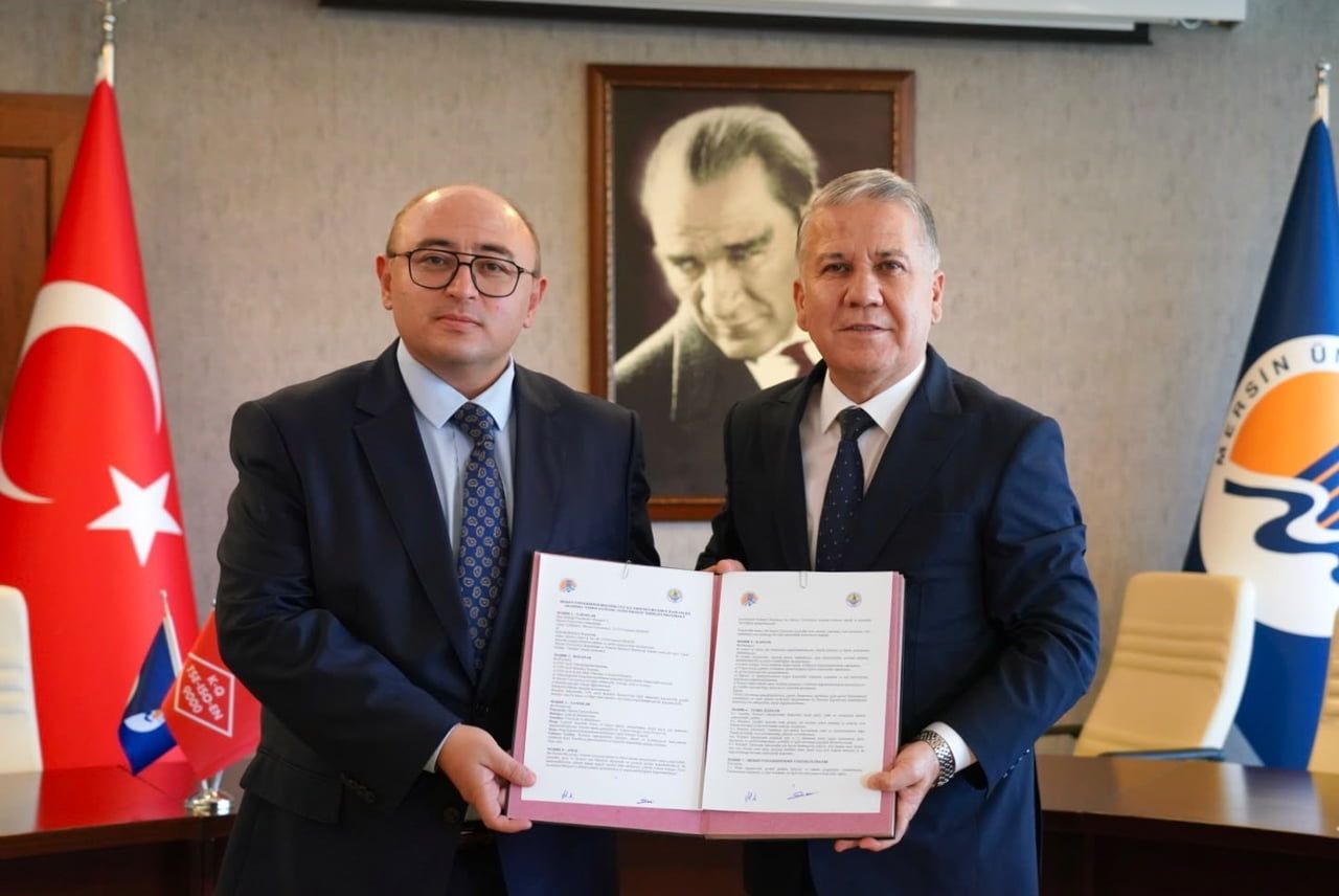 ERDEMLİ BELEDİYE BAŞKANI MUSTAFA KARA İLE MEÜ REKTÖRÜ PROF.DR. EROL YAŞAR TARAFINDAN İMZALANAN...