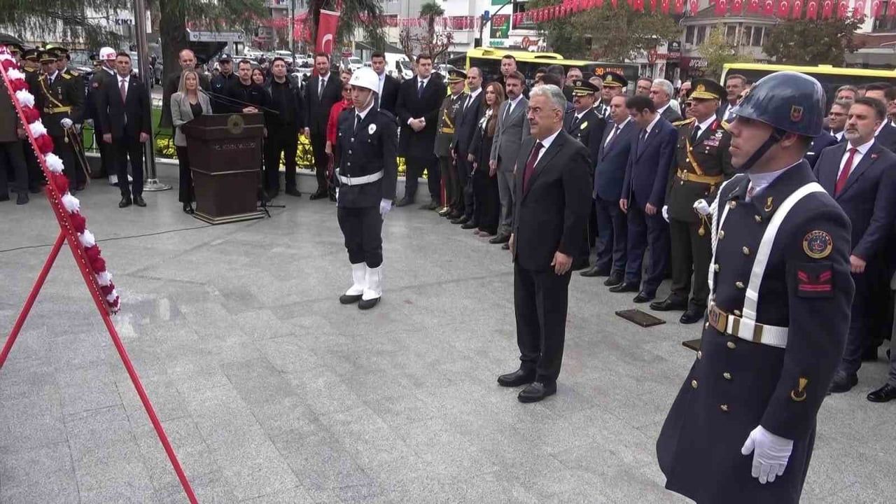 BURSA'DA CUMHURİYET'İN İLANININ 103'ÜNCÜ YIL DÖNÜMÜ DOLAYISIYLA DÜZENLENEN TÖRENDE, HEYKEL'DEKİ...