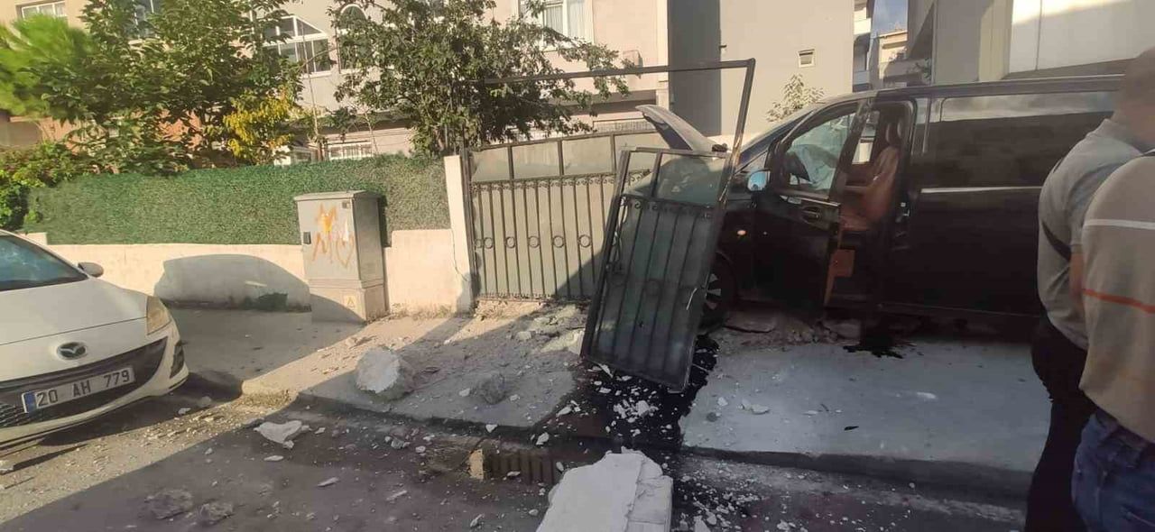 ARNAVUTKÖY’DE SÜRÜCÜSÜNÜN KONTROLÜNDEN ÇIKTIĞI İDDİA EDİLEN VIP TAŞIMACILIK YAPAN MİNİBÜS, YOL...