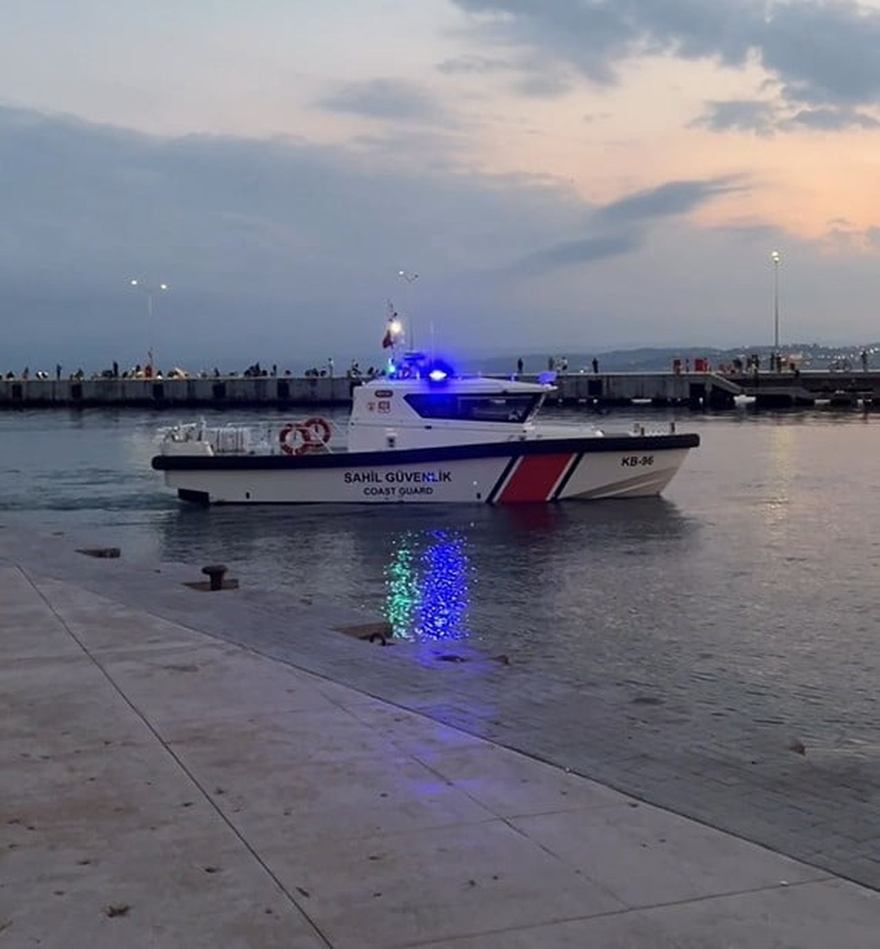 SİNOP’TA SAHİL GÜVENLİK KOMUTANLIĞINA AİT BOT, KIYI KESİMİNDE FAALİYET GÖSTEREN GEZİ TEKNELERİNİ...