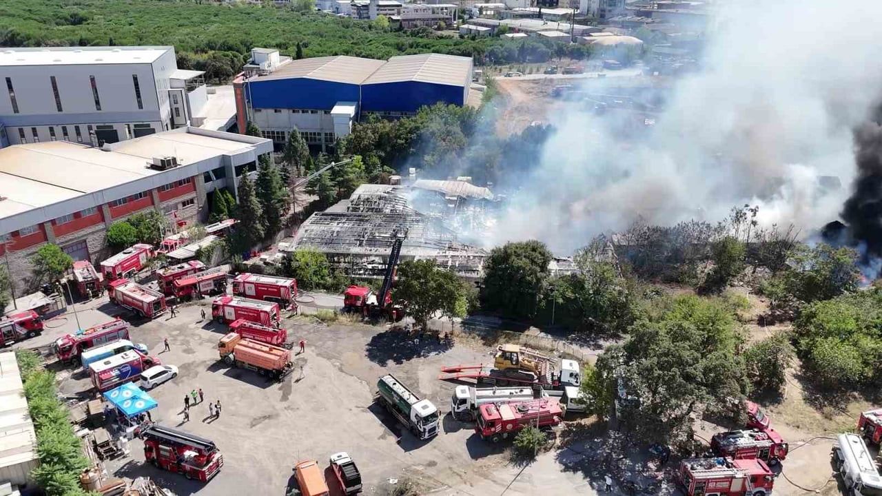 TUZLA'DA KİMYASAL FABRİKASINDA ÇIKAN YANGIN YAKLAŞIK 4 SAATLİK ÇALIŞMANIN ARDINDAN KISMİ OLARAK...