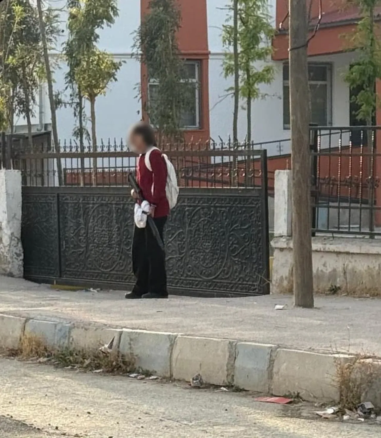 TUŞBA İLÇESİNDE ELİNDE SİLAHLA OKULA GELEN ÖĞRENCİNİN CEP TELEFONUYLA ÇEKİLEN FOTOĞRAFI ORTAYA...