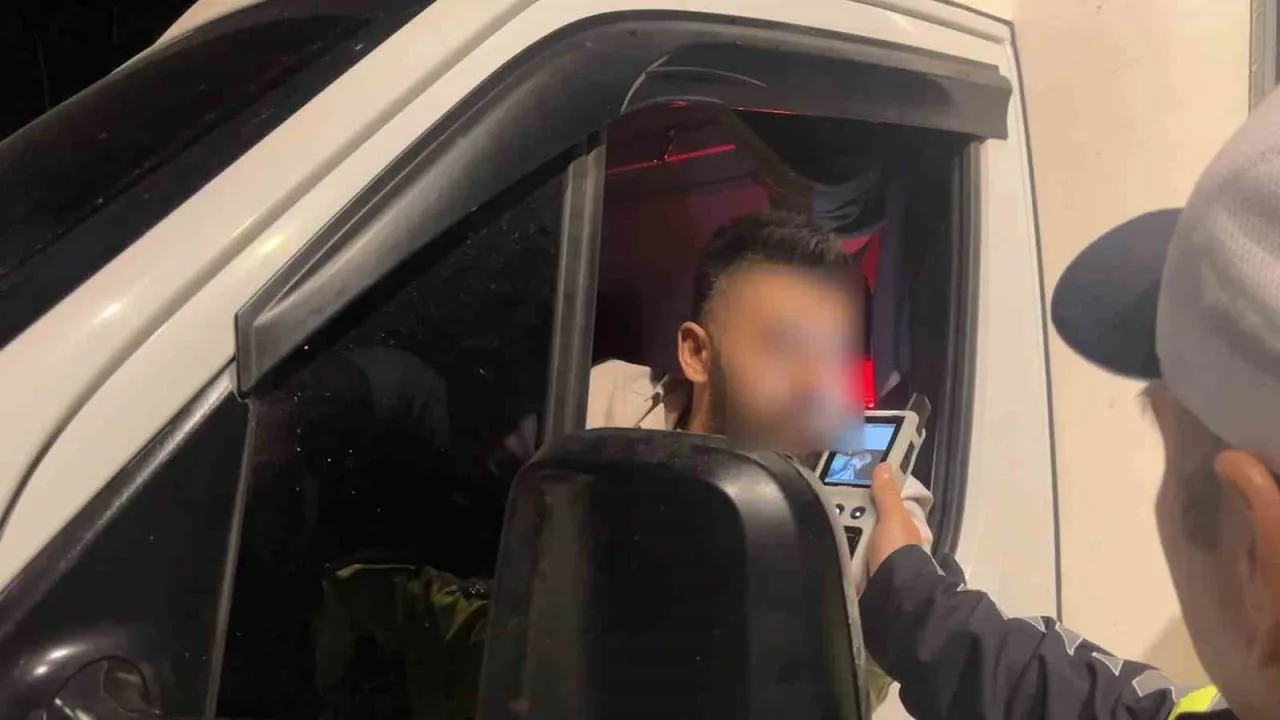 BURSA'DA ALKOL DENETİMİNE TAKILAN KAMYONET SÜRÜCÜSÜ, "UYUMAYA GELDİM" DEDİ. 1.10 PROMİL ALKOLLÜ...