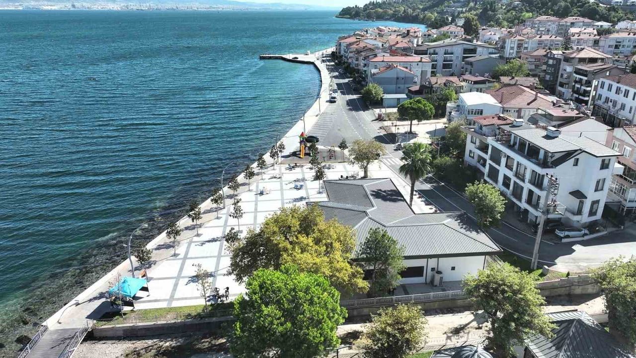 GÖLCÜK İLÇESİ ULAŞLI SAHİLİNDE YÜRÜTÜLEN KIYI ISLAHI VE DÜZENLEME ÇALIŞMALARI TAMAMLANDI. SAHİLE...