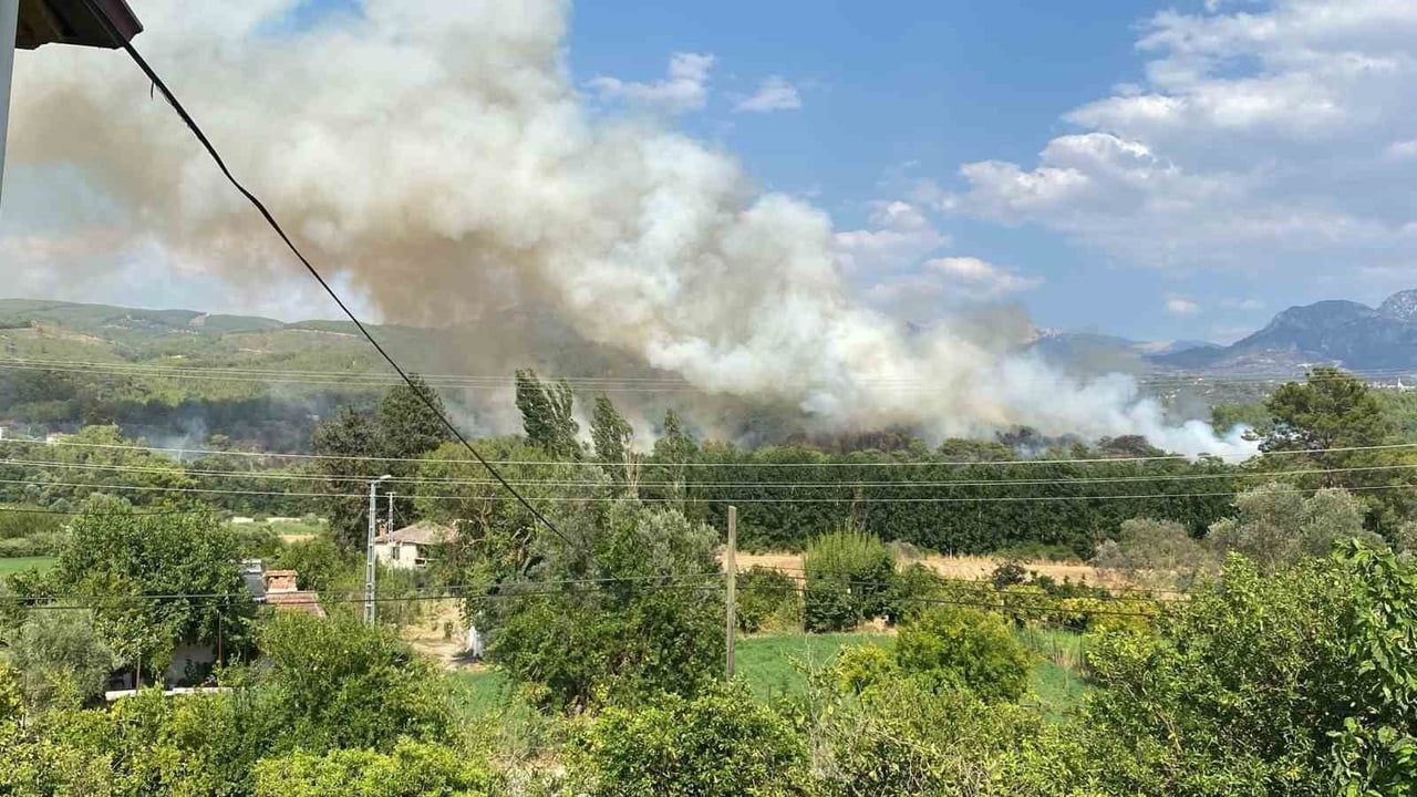 MUĞLA’NIN SEYDİKEMER İLÇESİNDE ORMANLIK ALANDA ÇIKAN YANGINI KONTROL ALTINA ALMAK İÇİN EKİPLERİN...