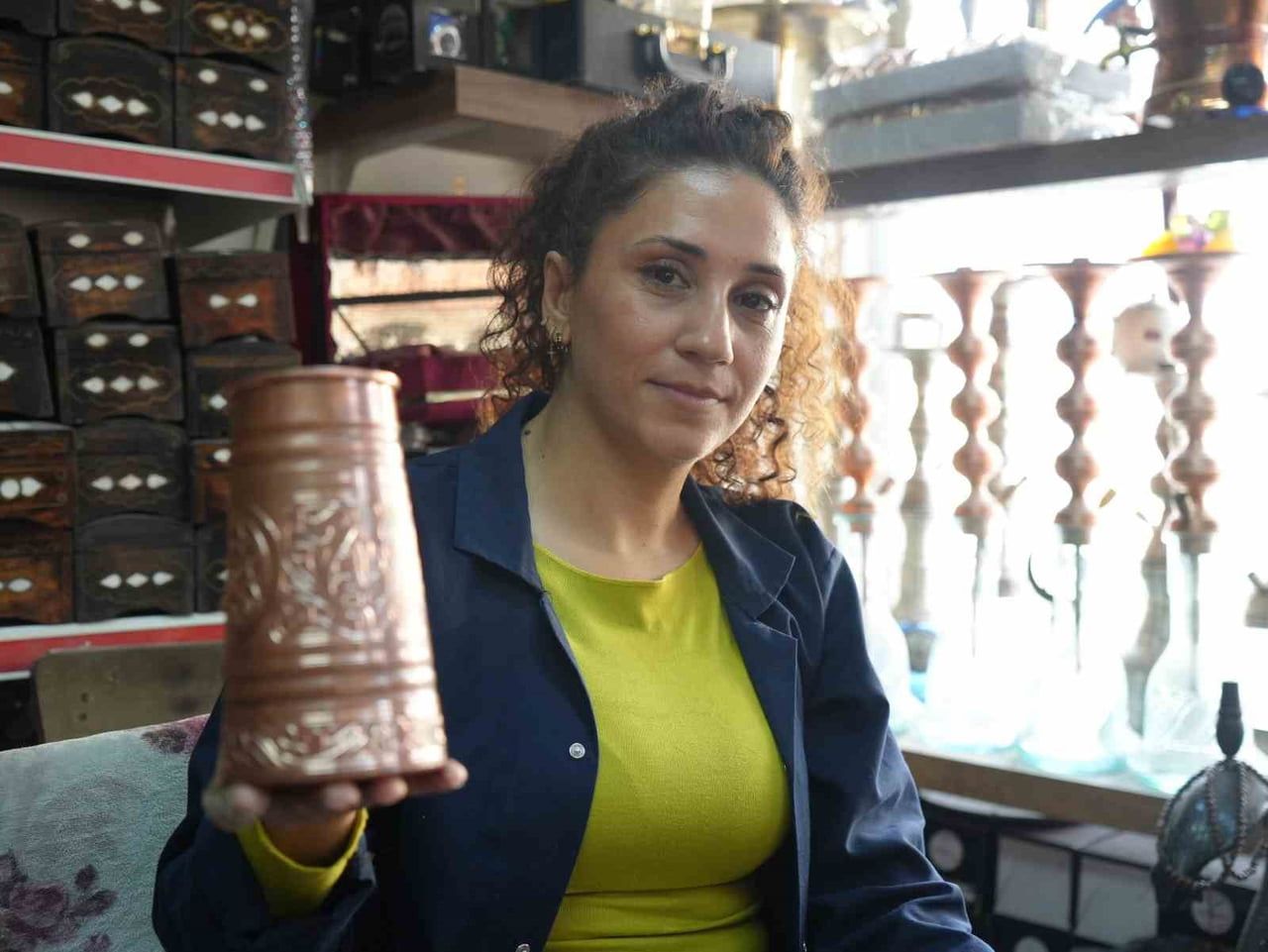 KADIN BAKIR USTASI SEDA ÇETİN ERKEKLERE TAŞ ÇIKARTIYOR