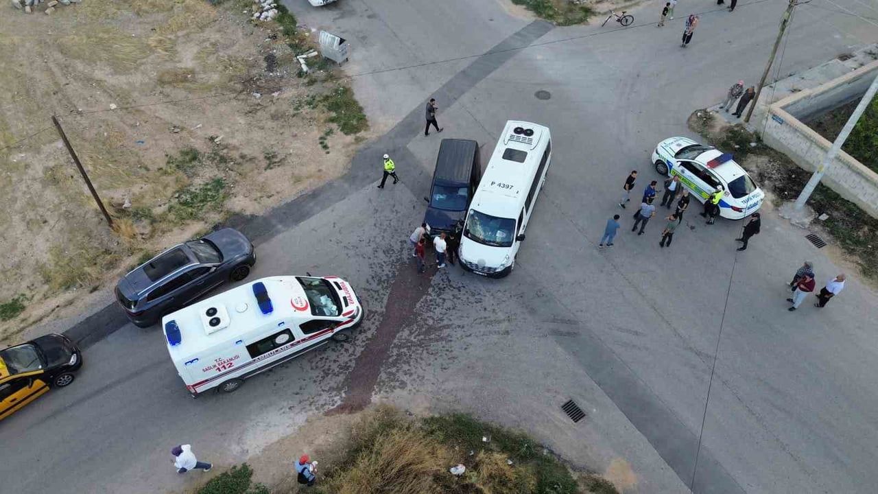 KARAMAN'DA OKUL SERVİSİ İLE HAFİF TİCARİ ARACIN ÇARPIŞTIĞI KAZADA 5'İ ÖĞRENCİ 6 KİŞİ...