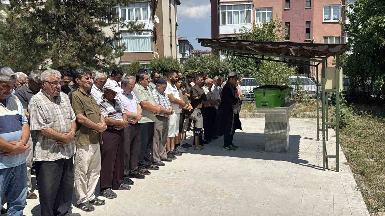 TALAT YILMAZ İÇİN 5000 EVLER ELİF CAMİSİ’NDE CENAZE TÖRENİ DÜZENLENDİ.