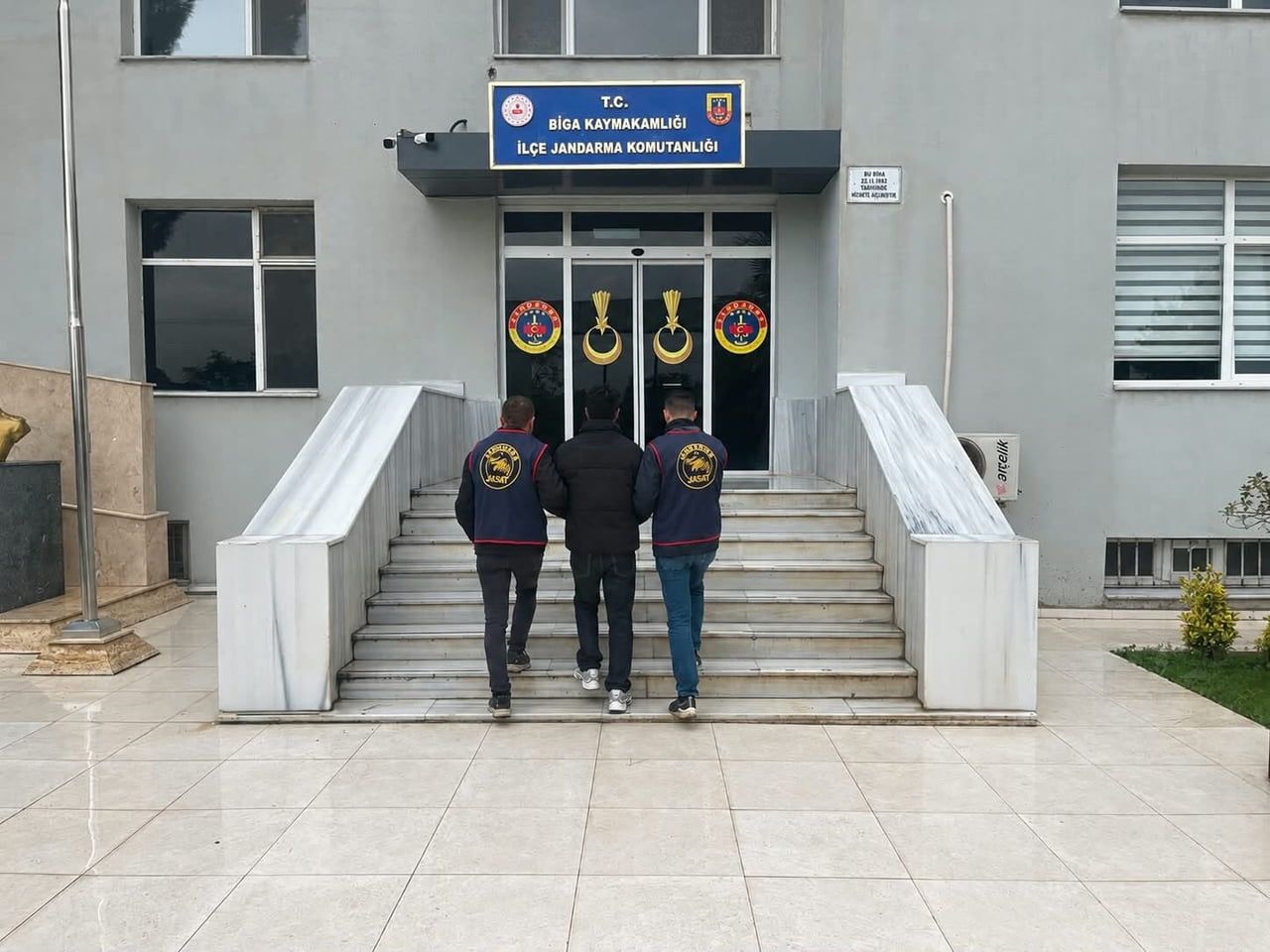 ÇANAKKALE’DE JANDARMA EKİPLERİNCE ÇEŞİTLİ SUÇLARDAN ARANAN 112 ŞÜPHELİ YAKALANDI. ŞÜPHELİLERDEN...