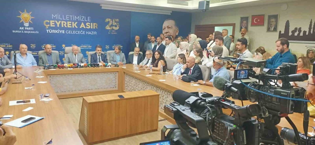 AK PARTİNİN 25. KURULUŞ YILDÖNÜMÜ ÖNCESİ MÜJDELERİ SIRALAYAN AK PARTİ BURSA İL BAŞKANI DAVUT...
