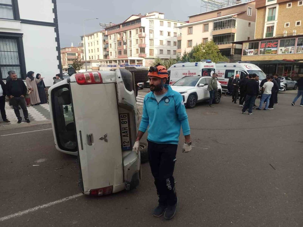 BİNGÖL’DE OTOMOBİL İLE PİKAP ÇARPIŞTI: 2 YARALI