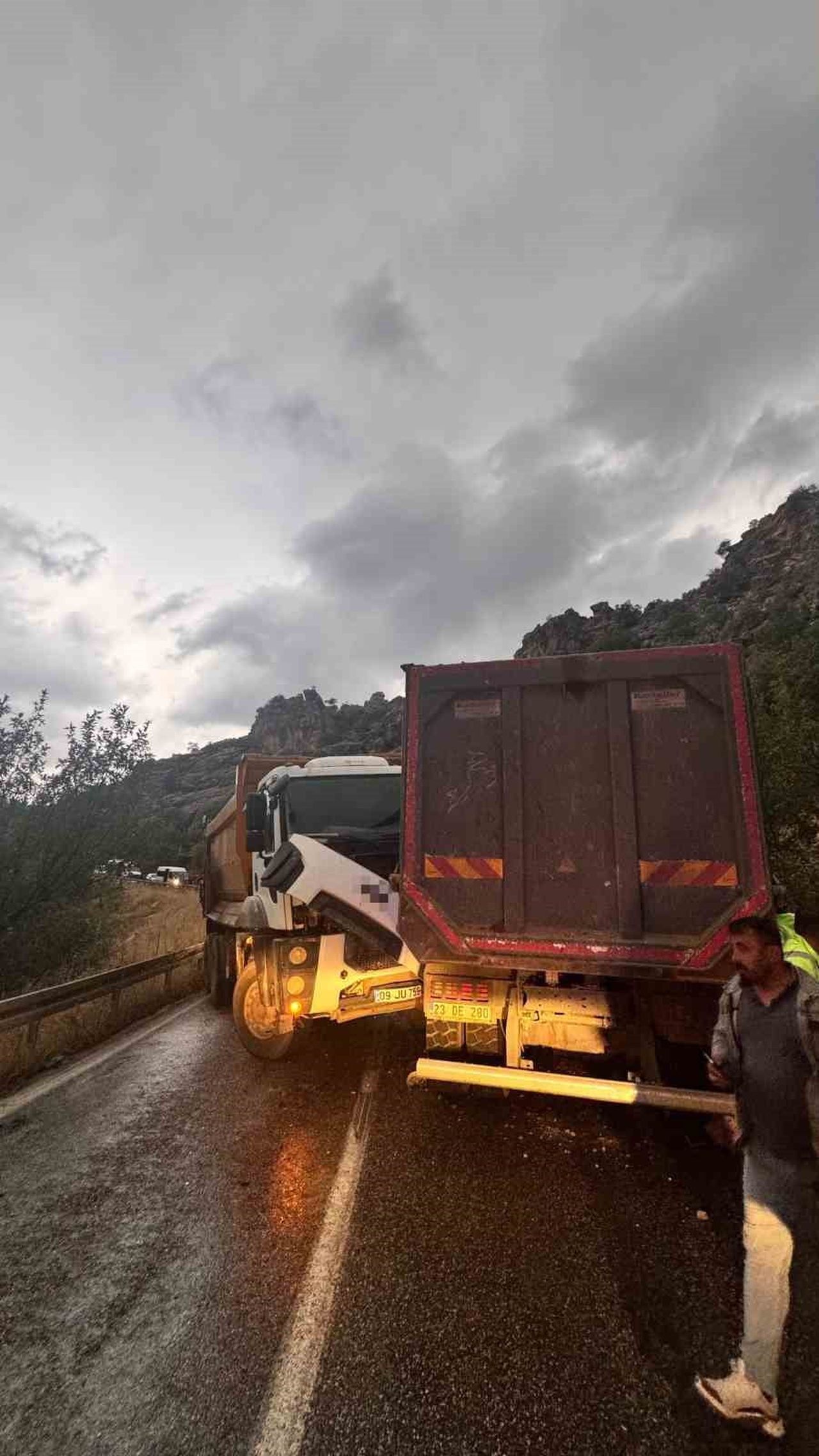 ADIYAMAN’DA İKİ KAMYONUN ÇARPIŞMASI SONUCU MEYDANA GELEN TRAFİK KAZASINDA 2 KİŞİ...