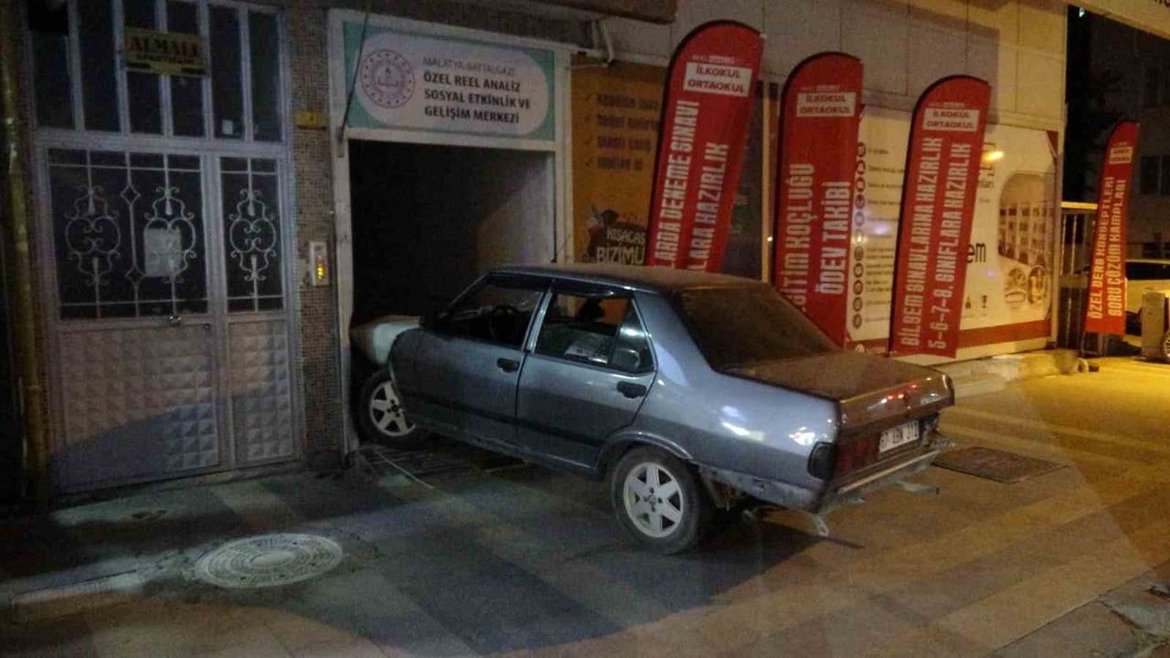 MALATYA’DA SÜRÜCÜSÜNÜN KONTROLÜNDEN ÇIKAN OTOMOBİL, PARK HALİNDEKİ İKİ ARACA ÇARPTIKTAN SONRA...