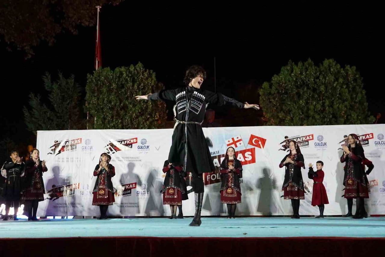 GÖLCÜK'TE DÜZENLENEN "ULUSLARARASI KAFKAS FOLKLOR" ETKİNLİĞİ RENKLİ GÖRÜNTÜLERE SAHNE...