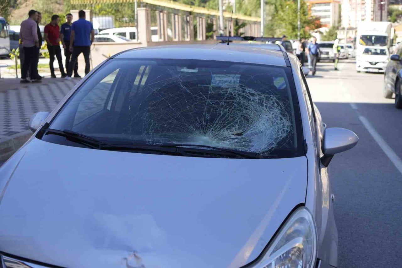 GÜMÜŞHANE’DE OTOMOBİL KARŞIDAN KARŞIYA GEÇMEYE ÇALIŞAN YAYAYA ÇARPTI. KAZADA YARALANAN YAYA...
