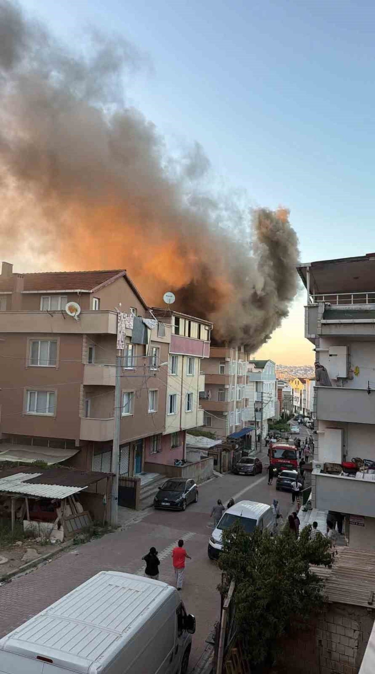 KOCAELİ’NİN DARICA İLÇESİNDE BİR BİNANIN TERAS KATINDA ÇIKAN YANGIN MAHALLELİYİ SOKAĞA DÖKTÜ....