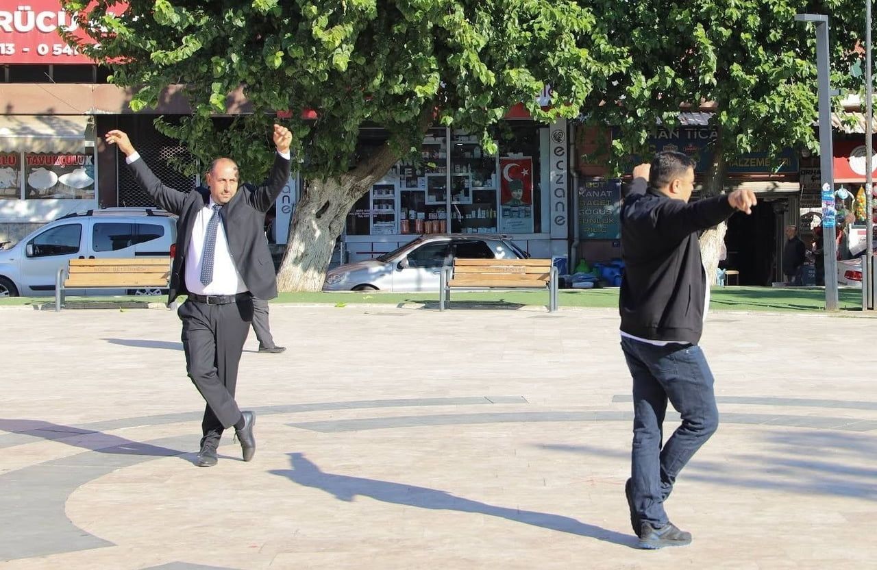 KÖŞK’TE MUHTARLAR ZEYBEK OYNAYIP GÜNLERİNİ KUTLADI