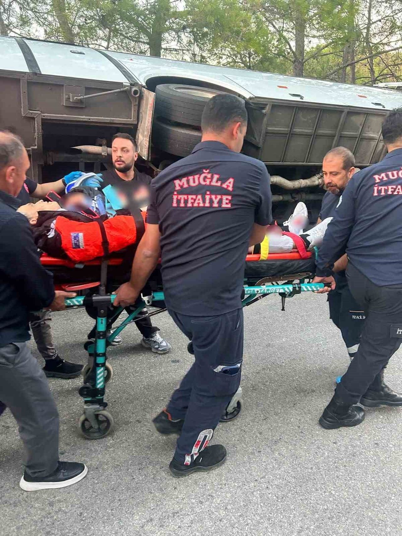 MUĞLA’NIN MARMARİS İLÇESİNDE OTEL PERSONELİNİ TAŞIYAN SERVİS MİNİBÜSÜNÜN VİRAJI ALAMAYARAK...