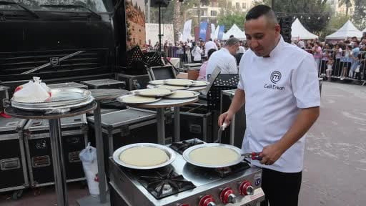 Gastronomi festivalinde 11 kişi aynı anda künefe atarak yarıştı