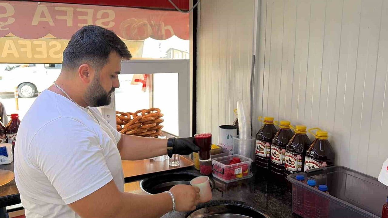 ÇUKUROVA SICAĞINDA ŞALGAM VE SİMİT VATANDAŞLARIN VAZGEÇİLMEZ OLDU
