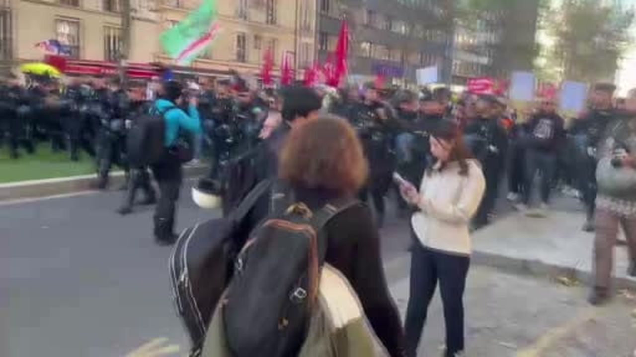 Fransa'nın başkenti Paris'te hayat pahalılığı ve eğitim politikalarına karşı düzenlenen yürüyüş...