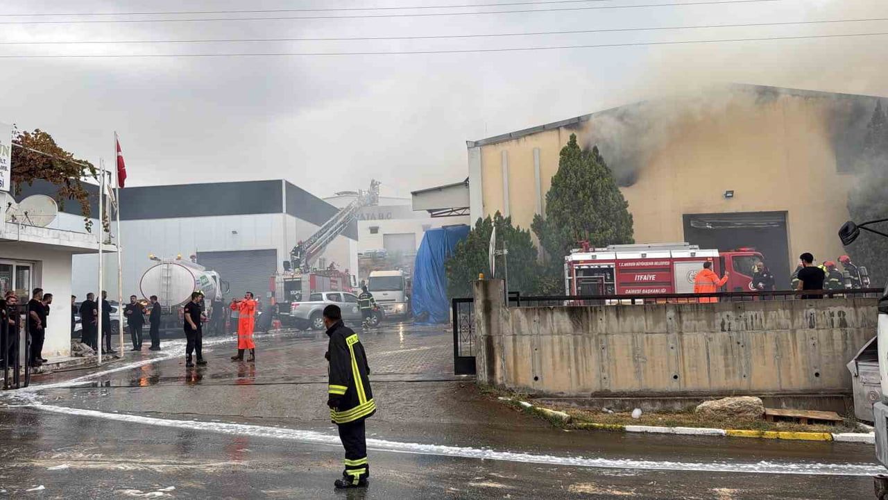 MERSİN'DE TÜTÜN VE MAKARON ÜRETİM FABRİKASININ 3 DEPOSUNDA ÇIKAN YANGIN, EKİPLERİN MÜDAHALESİYLE...