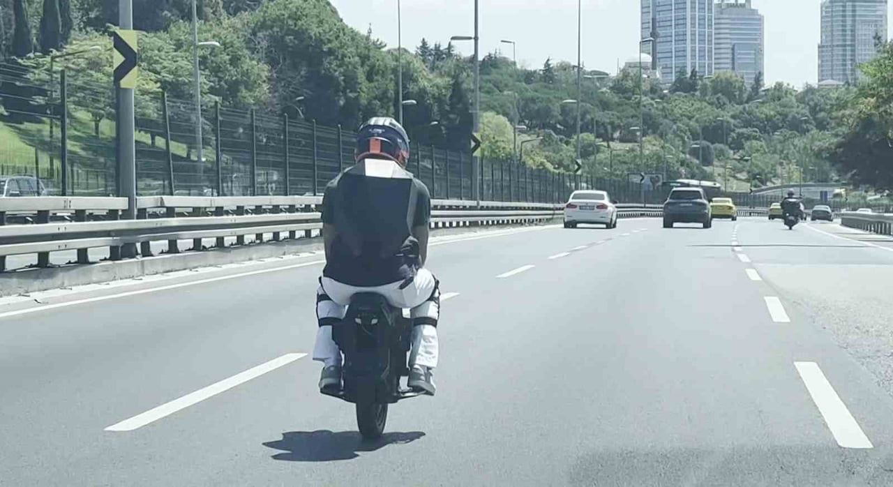 D-100 KARAYOLU ÜZERİNDE ELEKTRİKLİ TEK TEKERLİ SCOOTER KULLANAN BİR KİŞİ, KİLOMETRELERCE YOL...