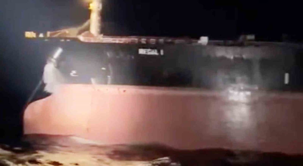 ÇANAKKALE BOĞAZI’NDAN GEÇEN 269 METRE UZUNLUĞUNDAKİ ‘REGAL 1’ İSİMLİ TANKER MAKİNE ARIZASI YAPTI....